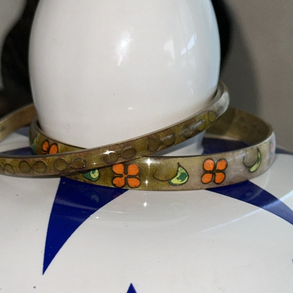 Pair if beautiful vintage bangle bracelets brass and enamel orange and green - Picture 11 of 14
